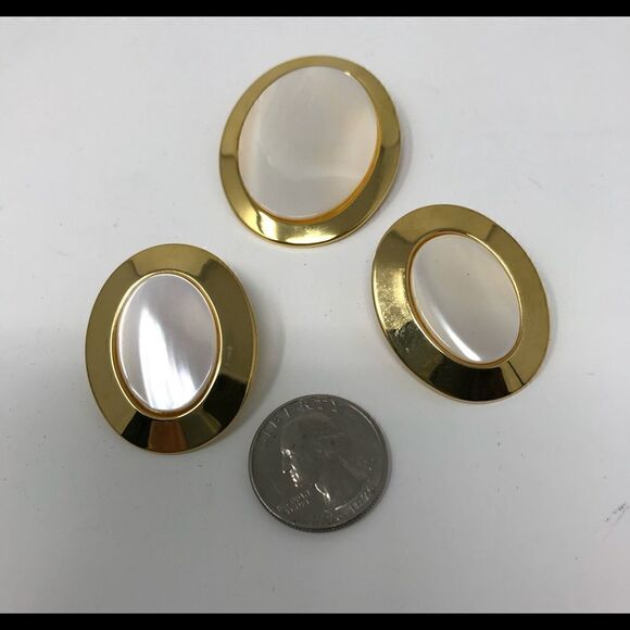 MOP 1980’s 1990’s set of scarf clip and pierced earrings. - Picture 2 of 4